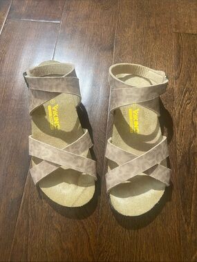 Brown Viking Sandals beige leopard/animal print SZ 40 9/9.5